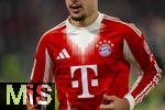 22.11.2025, Fussball Bundesliga 2025/2026, 11.Spieltag, FC Bayern Mnchen - SC Freiburg, in der Allianz-Arena Mnchen, Aleksandar Pavlovic (Bayern Mnchen)  detail Trikot 