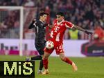 22.11.2025, Fussball Bundesliga 2025/2026, 11.Spieltag, FC Bayern Mnchen - SC Freiburg, in der Allianz-Arena Mnchen, v.re: Luis Diaz (FC Bayern Mnchen) gegen Yuito Suzuki (SC Freiburg) 