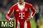 22.11.2025, Fussball Bundesliga 2025/2026, 11.Spieltag, FC Bayern Mnchen - SC Freiburg, in der Allianz-Arena Mnchen, Aleksandar Pavlovic (Bayern Mnchen)  detail Trikot 