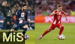 23.11.2025, Fussball Bundesliga 2025/2026,  FC Bayern Mnchen, Lennart Karl (re, FC Bayern Mnchen) und Lionel Messi (Bild Paris Saint Germain) am Ball, Archivbilder Bildmontage als Vergleich. (Montage)