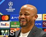 25.11.2025,  Fussball UEFA Championsleague 2025/2026: Pressekonferenz des FC Bayern Mnchen am Tag vor dem Spiel FC Arsenal - FC Bayern Mnchen, im Emirates-Stadion London (England). Trainer Vincent Kompany (FC Bayern Mnchen)    lacht bei der Pressekonferenz
  

