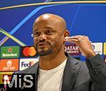 25.11.2025,  Fussball UEFA Championsleague 2025/2026: Pressekonferenz des FC Bayern Mnchen am Tag vor dem Spiel FC Arsenal - FC Bayern Mnchen, im Emirates-Stadion London (England). Trainer Vincent Kompany (FC Bayern Mnchen)    gestikuliert bei der Pressekonferenz
  

