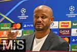 25.11.2025,  Fussball UEFA Championsleague 2025/2026: Pressekonferenz des FC Bayern Mnchen am Tag vor dem Spiel FC Arsenal - FC Bayern Mnchen, im Emirates-Stadion London (England). Trainer Vincent Kompany (FC Bayern Mnchen)   bei der Pressekonferenz
  

