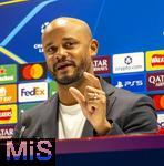 25.11.2025,  Fussball UEFA Championsleague 2025/2026: Pressekonferenz des FC Bayern Mnchen am Tag vor dem Spiel FC Arsenal - FC Bayern Mnchen, im Emirates-Stadion London (England).  Trainer Vincent Kompany (FC Bayern Mnchen) stellt sich den Fagen der Journalisten
  

