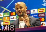 25.11.2025,  Fussball UEFA Championsleague 2025/2026: Pressekonferenz des FC Bayern Mnchen am Tag vor dem Spiel FC Arsenal - FC Bayern Mnchen, im Emirates-Stadion London (England).  Trainer Vincent Kompany (FC Bayern Mnchen) stellt sich den Fagen der Journalisten
  

