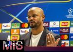 25.11.2025,  Fussball UEFA Championsleague 2025/2026: Pressekonferenz des FC Bayern Mnchen am Tag vor dem Spiel FC Arsenal - FC Bayern Mnchen, im Emirates-Stadion London (England). Trainer Vincent Kompany (FC Bayern Mnchen) steht Rede und Antwort fr die Journalisten.
  

