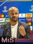 25.11.2025,  Fussball UEFA Championsleague 2025/2026: Pressekonferenz des FC Bayern Mnchen am Tag vor dem Spiel FC Arsenal - FC Bayern Mnchen, im Emirates-Stadion London (England). Trainer Vincent Kompany (FC Bayern Mnchen) steht Rede und Antwort fr die Journalisten.
  

