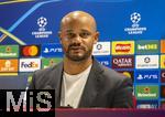 25.11.2025,  Fussball UEFA Championsleague 2025/2026: Pressekonferenz des FC Bayern Mnchen am Tag vor dem Spiel FC Arsenal - FC Bayern Mnchen, im Emirates-Stadion London (England). Trainer Vincent Kompany (FC Bayern Mnchen) steht Rede und Antwort fr die Journalisten.
  

