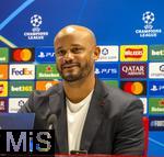 25.11.2025,  Fussball UEFA Championsleague 2025/2026: Pressekonferenz des FC Bayern Mnchen am Tag vor dem Spiel FC Arsenal - FC Bayern Mnchen, im Emirates-Stadion London (England). Trainer Vincent Kompany (FC Bayern Mnchen) steht Rede und Antwort fr die Journalisten.
  


