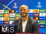 25.11.2025,  Fussball UEFA Championsleague 2025/2026: Pressekonferenz des FC Bayern Mnchen am Tag vor dem Spiel FC Arsenal - FC Bayern Mnchen, im Emirates-Stadion London (England). Trainer Vincent Kompany (FC Bayern Mnchen) steht Rede und Antwort fr die Journalisten.
  

