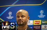 25.11.2025,  Fussball UEFA Championsleague 2025/2026: Pressekonferenz des FC Bayern Mnchen am Tag vor dem Spiel FC Arsenal - FC Bayern Mnchen, im Emirates-Stadion London (England). Trainer Vincent Kompany (FC Bayern Mnchen) steht Rede und Antwort fr die Journalisten.
  

