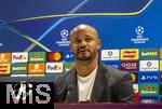 25.11.2025,  Fussball UEFA Championsleague 2025/2026: Pressekonferenz des FC Bayern Mnchen am Tag vor dem Spiel FC Arsenal - FC Bayern Mnchen, im Emirates-Stadion London (England). Trainer Vincent Kompany (FC Bayern Mnchen) steht Rede und Antwort fr die Journalisten.
  

