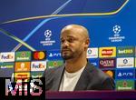 25.11.2025,  Fussball UEFA Championsleague 2025/2026: Pressekonferenz des FC Bayern Mnchen am Tag vor dem Spiel FC Arsenal - FC Bayern Mnchen, im Emirates-Stadion London (England). Trainer Vincent Kompany (FC Bayern Mnchen) steht Rede und Antwort fr die Journalisten.
  

