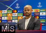 25.11.2025,  Fussball UEFA Championsleague 2025/2026: Pressekonferenz des FC Bayern Mnchen am Tag vor dem Spiel FC Arsenal - FC Bayern Mnchen, im Emirates-Stadion London (England). Trainer Vincent Kompany (FC Bayern Mnchen) steht Rede und Antwort fr die Journalisten. 
  

