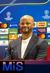 25.11.2025,  Fussball UEFA Championsleague 2025/2026: Pressekonferenz des FC Bayern Mnchen am Tag vor dem Spiel FC Arsenal - FC Bayern Mnchen, im Emirates-Stadion London (England). Trainer Vincent Kompany (FC Bayern Mnchen) steht Rede und Antwort fr die Journalisten. 
  

