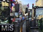 26.11.2025,  London (England), in der Millionenmetropole demonstrieren heute hunderte Bauern mit ihren groen Traktoren gegen die Britische Regierung unter Keir Starmer (Premierminister des Vereinigten Knigreiches), der die Erbschaftssteuer fr Landwirte wieder eingefhrt hat.
