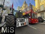 26.11.2025,  London (England), in der Millionenmetropole demonstrieren heute hunderte Bauern mit ihren groen Traktoren gegen die Britische Regierung unter Keir Starmer (Premierminister des Vereinigten Knigreiches), der die Erbschaftssteuer fr Landwirte wieder eingefhrt hat.
