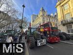 26.11.2025,  London (England), in der Millionenmetropole demonstrieren heute hunderte Bauern mit ihren groen Traktoren gegen die Britische Regierung unter Keir Starmer (Premierminister des Vereinigten Knigreiches), der die Erbschaftssteuer fr Landwirte wieder eingefhrt hat.
