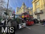 26.11.2025,  London (England), in der Millionenmetropole demonstrieren heute hunderte Bauern mit ihren groen Traktoren gegen die Britische Regierung unter Keir Starmer (Premierminister des Vereinigten Knigreiches), der die Erbschaftssteuer fr Landwirte wieder eingefhrt hat.
