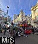 26.11.2025,  London (England), in der Millionenmetropole demonstrieren heute hunderte Bauern mit ihren groen Traktoren gegen die Britische Regierung unter Keir Starmer (Premierminister des Vereinigten Knigreiches), der die Erbschaftssteuer fr Landwirte wieder eingefhrt hat.
