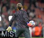 26.11.2025,  Fussball UEFA Championsleague 2025/2026: Vorrunde 5.Spieltag, FC Arsenal - FC Bayern Mnchen, im Emirates-Stadion London (England) Torwart Manuel Neuer (FC Bayern Mnchen) beim Aufwrmen.
  

