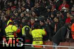 26.11.2025,  Fussball UEFA Championsleague 2025/2026: Vorrunde 5.Spieltag, FC Arsenal - FC Bayern Mnchen, im Emirates-Stadion London (England) Fans diskutieren mit den Steward s
  

