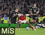 26.11.2025,  Fussball UEFA Championsleague 2025/2026: Vorrunde 5.Spieltag, FC Arsenal - FC Bayern Mnchen, im Emirates-Stadion London (England) v.l. Lennart Karl (FC Bayern Mnchen) gegen Myles Lewis-Skelly (FC Arsenal) 
  

