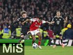 26.11.2025,  Fussball UEFA Championsleague 2025/2026: Vorrunde 5.Spieltag, FC Arsenal - FC Bayern Mnchen, im Emirates-Stadion London (England) v.l. Lennart Karl (FC Bayern Mnchen) gegen Myles Lewis-Skelly (FC Arsenal) 
  

