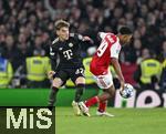 26.11.2025,  Fussball UEFA Championsleague 2025/2026: Vorrunde 5.Spieltag, FC Arsenal - FC Bayern Mnchen, im Emirates-Stadion London (England) v.l. Lennart Karl (FC Bayern Mnchen) gegen Myles Lewis-Skelly (FC Arsenal) 
  

