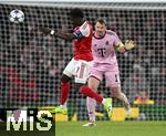26.11.2025,  Fussball UEFA Championsleague 2025/2026: Vorrunde 5.Spieltag, FC Arsenal - FC Bayern Mnchen, im Emirates-Stadion London (England) v.l. Bukayo Saka (FC Arsenal) gegen Torwart Manuel Neuer (FC Bayern Mnchen) 
  

