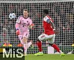 26.11.2025,  Fussball UEFA Championsleague 2025/2026: Vorrunde 5.Spieltag, FC Arsenal - FC Bayern Mnchen, im Emirates-Stadion London (England) v.l.  Torwart Manuel Neuer (FC Bayern Mnchen) gegen Bukayo Saka (FC Arsenal) 
  


