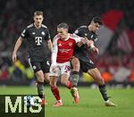 26.11.2025,  Fussball UEFA Championsleague 2025/2026: Vorrunde 5.Spieltag, FC Arsenal - FC Bayern Mnchen, im Emirates-Stadion London (England) v.l. Josip Stanisic (Bayern Mnchen), Leandro Trossard (FC Arsenal) gegen Aleksandar Pavlovic (Bayern Mnchen)
  

