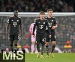 26.11.2025,  Fussball UEFA Championsleague 2025/2026: Vorrunde 5.Spieltag, FC Arsenal - FC Bayern Mnchen, im Emirates-Stadion London (England) 
  v.l. Dayot Upamecano (FC Bayern Mnchen), Lennart Karl (FC Bayern Mnchen) und Joshua Kimmich (FC Bayern Mnchen) sind enttuscht.

