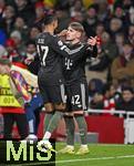 26.11.2025,  Fussball UEFA Championsleague 2025/2026: Vorrunde 5.Spieltag, FC Arsenal - FC Bayern Mnchen, im Emirates-Stadion London (England) Torjubel v.l. Michael Olise (FC Bayern Mnchen) und Lennart Karl (FC Bayern Mnchen) 
  

