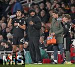 26.11.2025,  Fussball UEFA Championsleague 2025/2026: Vorrunde 5.Spieltag, FC Arsenal - FC Bayern Mnchen, im Emirates-Stadion London (England) 
  Trainer Vincent Kompany (FC Bayern Mnchen) mit Aleksandar Pavlovic (Bayern Mnchen)  und Lennart Karl (FC Bayern Mnchen) im Gesprch.

