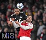 26.11.2025,  Fussball UEFA Championsleague 2025/2026: Vorrunde 5.Spieltag, FC Arsenal - FC Bayern Mnchen, im Emirates-Stadion London (England) v.l. Jonathan Tah (FC Bayern Mnchen) gegen Mikel Merino (FC Arsenal) 
  

