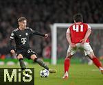 26.11.2025,  Fussball UEFA Championsleague 2025/2026: Vorrunde 5.Spieltag, FC Arsenal - FC Bayern Mnchen, im Emirates-Stadion London (England) v.l. Lennart Karl (FC Bayern Mnchen) gegen Declan Rice (FC Arsenal) 
  

