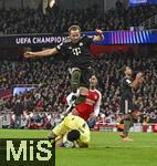 26.11.2025,  Fussball UEFA Championsleague 2025/2026: Vorrunde 5.Spieltag, FC Arsenal - FC Bayern Mnchen, im Emirates-Stadion London (England) v.l. Harry Kane (FC Bayern Mnchen) gegen Torwart David Raya (FC Arsenal) 
  

