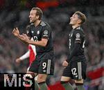 26.11.2025,  Fussball UEFA Championsleague 2025/2026: Vorrunde 5.Spieltag, FC Arsenal - FC Bayern Mnchen, im Emirates-Stadion London (England) v.l. Harry Kane (FC Bayern Mnchen) und Lennart Karl (FC Bayern Mnchen) sind unzufrieden
  

