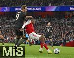 26.11.2025,  Fussball UEFA Championsleague 2025/2026: Vorrunde 5.Spieltag, FC Arsenal - FC Bayern Mnchen, im Emirates-Stadion London (England) v.l. Harry Kane (FC Bayern Mnchen) gegen Christhian Mosquera (FC Arsenal) 
  

