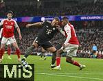 26.11.2025,  Fussball UEFA Championsleague 2025/2026: Vorrunde 5.Spieltag, FC Arsenal - FC Bayern Mnchen, im Emirates-Stadion London (England) v.l. Harry Kane (FC Bayern Mnchen) gegen Christhian Mosquera (FC Arsenal) 
  

