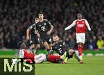 26.11.2025,  Fussball UEFA Championsleague 2025/2026: Vorrunde 5.Spieltag, FC Arsenal - FC Bayern Mnchen, im Emirates-Stadion London (England) v.l. Bukayo Saka (FC Arsenal) gegen Konrad Laimer (FC Bayern Mnchen) 
  

