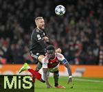 26.11.2025,  Fussball UEFA Championsleague 2025/2026: Vorrunde 5.Spieltag, FC Arsenal - FC Bayern Mnchen, im Emirates-Stadion London (England) v.l. Konrad Laimer (FC Bayern Mnchen) gegen Bukayo Saka (FC Arsenal) 
  

