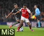 26.11.2025,  Fussball UEFA Championsleague 2025/2026: Vorrunde 5.Spieltag, FC Arsenal - FC Bayern Mnchen, im Emirates-Stadion London (England) v.l. Serge Gnabry (FC Bayern Mnchen) gegen Jurrien Timber (FC Arsenal) 
  

