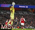 26.11.2025,  Fussball UEFA Championsleague 2025/2026: Vorrunde 5.Spieltag, FC Arsenal - FC Bayern Mnchen, im Emirates-Stadion London (England) Torwart David Raya (FC Arsenal) fngt den Ball.
  

