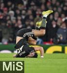 26.11.2025,  Fussball UEFA Championsleague 2025/2026: Vorrunde 5.Spieltag, FC Arsenal - FC Bayern Mnchen, im Emirates-Stadion London (England) Aleksandar Pavlovic (Bayern Mnchen)  kugelt am Boden.
  

