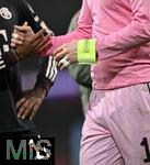 26.11.2025,  Fussball UEFA Championsleague 2025/2026: Vorrunde 5.Spieltag, FC Arsenal - FC Bayern Mnchen, im Emirates-Stadion London (England) Torwart Manuel Neuer (FC Bayern Mnchen) seine Hand im Detail.
  

