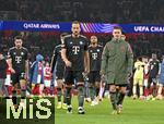 26.11.2025,  Fussball UEFA Championsleague 2025/2026: Vorrunde 5.Spieltag, FC Arsenal - FC Bayern Mnchen, im Emirates-Stadion London (England) v.l. Raphael Guerreiro (FC Bayern Mnchen),Tom Bischof (Bayern Mnchen) , Harry Kane (FC Bayern Mnchen), Jonathan Tah (FC Bayern Mnchen) Joshua Kimmich (FC Bayern Mnchen) und Min-jae Kim (Bayern Mnchen, Minjae Kim) sind enttuscht.
  

