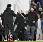 26.11.2025,  Fussball UEFA Championsleague 2025/2026: Vorrunde 5.Spieltag, FC Arsenal - FC Bayern Mnchen, im Emirates-Stadion London (England) Trainer Vincent Kompany (FC Bayern Mnchen) gratuliert Trainer Mikel Arteta (FC Arsenal) 
  

