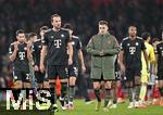 26.11.2025,  Fussball UEFA Championsleague 2025/2026: Vorrunde 5.Spieltag, FC Arsenal - FC Bayern Mnchen, im Emirates-Stadion London (England) Die Bayern Spieler sind enttuscht. v.l. Raphael Guerreiro (FC Bayern Mnchen), Tom Bischof (Bayern Mnchen), Harry Kane (FC Bayern Mnchen), Min-jae Kim (Bayern Mnchen, Minjae Kim), Joshua Kimmich (FC Bayern Mnchen) und Jonathan Tah (FC Bayern Mnchen) 

